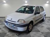 la photo d'une petite voiture blanche garée dans un garage