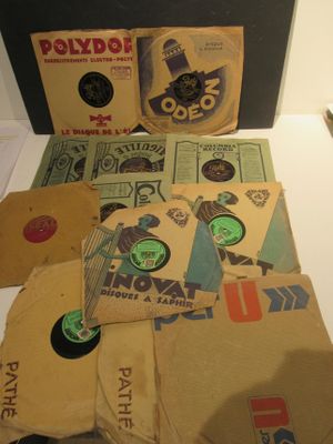 beaucoup de vieux disques sur la table