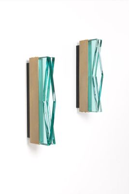 deux œuvres d'art accrochées au mur l'une à côté de l'autre
