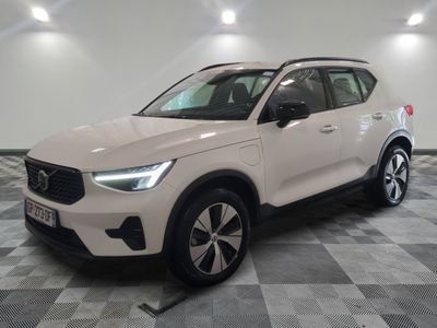 un SUV Volvo blanc garé dans un garage au sol carrelé