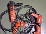 deux outils électriques posés par terre