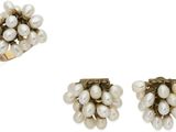 trois paires de boucles d'oreilles en perles et une bague sur fond blanc
