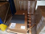 de nombreux cartons qui traînent par terre dans la pièce