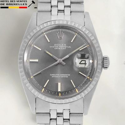 une image représentant une montre-bracelet avec un guichet de date