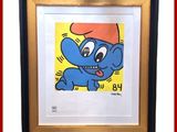une image représentant un tableau encadré représentant un chien bleu coiffé d'un chapeau rouge