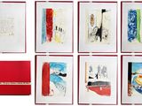 six cartes sur lesquelles figurent des dessins de différentes couleurs, sur un fond blanc