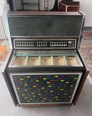un vieux juke-box posé sur un sol carrelé