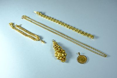 plusieurs bijoux en or, dont un collier, un bracelet et une bague