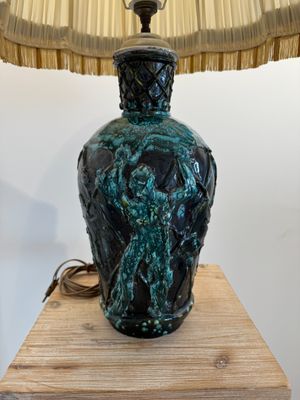 une lampe posée sur une table en bois