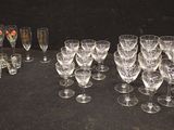 un grand nombre de verres à vin posés sur une table
