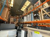 un grand entrepôt rempli de boîtes et de palettes