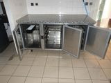 une photo d'une cuisine équipée d'appareils électroménagers en acier inoxydable