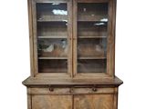 un vieux vaisselier en bois avec portes et tiroirs en verre