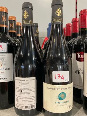 plusieurs bouteilles de vin rouge sont alignées sur un comptoir