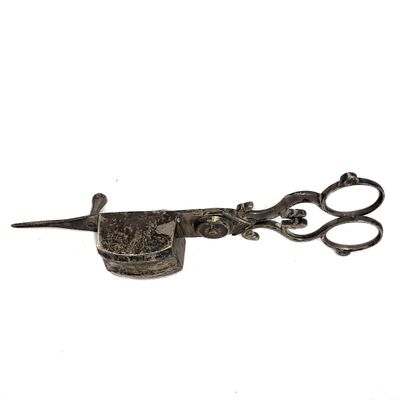 Mouchettes en métal argenté, les ciseaux à décor de volutes …