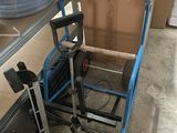 un diable bleu avec un carton à l'arrière