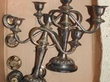 un candélabre en argent posé à l'intérieur d'une boîte en carton