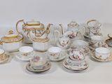 de nombreux types de tasses et soucoupes pour le thé et le café