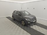 la voiture grise est garée dans le garage sur le sol en damier