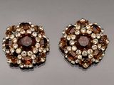 deux paires de boucles d'oreilles en cristal marron et blanc