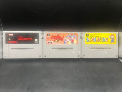 quatre cartouches de jeux Nintendo alignées les unes à côté des autres