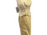 une image d'une robe de mannequin sur un support de mannequin