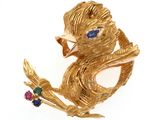 une broche en or ornée d'un oiseau et d'une fleur