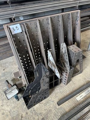 plusieurs morceaux de métal posés sur une table