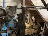 une image d'un homme travaillant sur une machine dans un garage