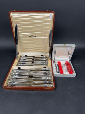 un coffret contenant un service d'argenterie