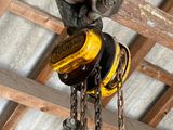 une chaîne de traction suspendue au plafond d'un immeuble