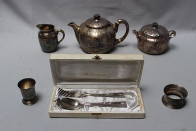 un service à thé en argent comprenant une théière, une cuillère et des tasses