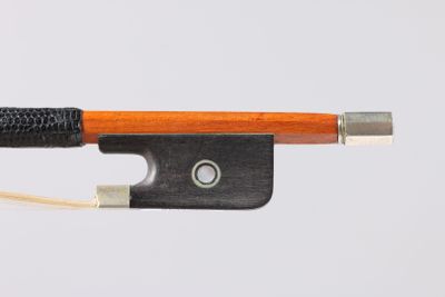 a violin bow that is attached to a string