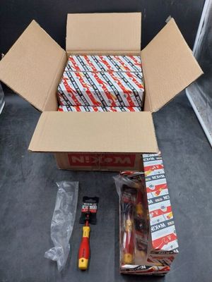 une boîte à outils et un rouleau de ruban adhésif posés par terre