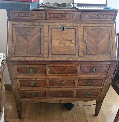 un bureau en bois sur lequel est posé un ordinateur portable
