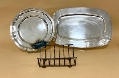 deux plateaux en argent et une grille posés sur une table