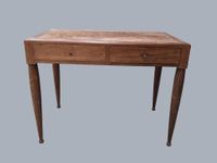 Petit bureau en bois posant sur quatre pieds, ouvrant par de…