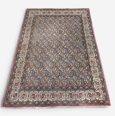 un tapis persan antique avec un motif floral sur fond blanc