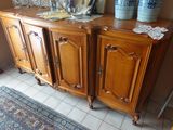 une grande armoire en bois sur laquelle sont posés deux vases