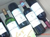 six bouteilles de vin dans un carton avec une étiquette de prix