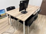 un bureau sur lequel se trouvent un écran d'ordinateur et un ordinateur portable