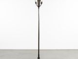 un grand lampadaire muni de trois lampes à chaque extrémité