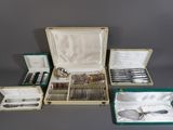 beaucoup d'argenterie dans un coffret sur une table