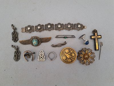 beaucoup de bijoux posés sur la table