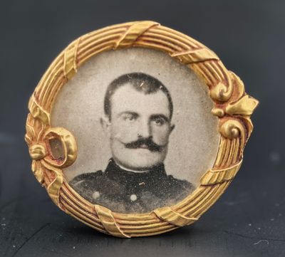 une vieille photo d'un homme moustachu dans un cadre doré