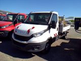 un camion blanc garé dans un parking