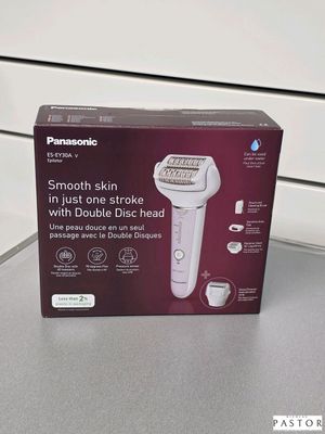 La boîte du nouveau rasoir Panasonic est posée sur la table.