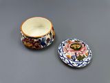 deux petits bols en céramique décorés de fleurs peintes, posés sur une table