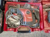une boîte à outils rouge avec des outils sur le sol