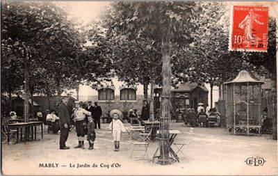 une photo en noir et blanc d'un groupe de personnes dans une cour